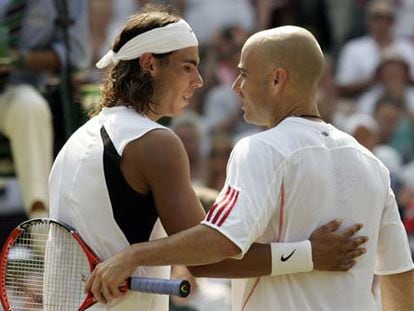 Nadal y Agassi se saludan tras haber concluido el partido que les enfrentó en Wimbledon.