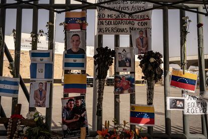 Fotografías de las víctimas del incendio, a las afueras del Instituto Nacional de Migración de Ciudad Juárez.