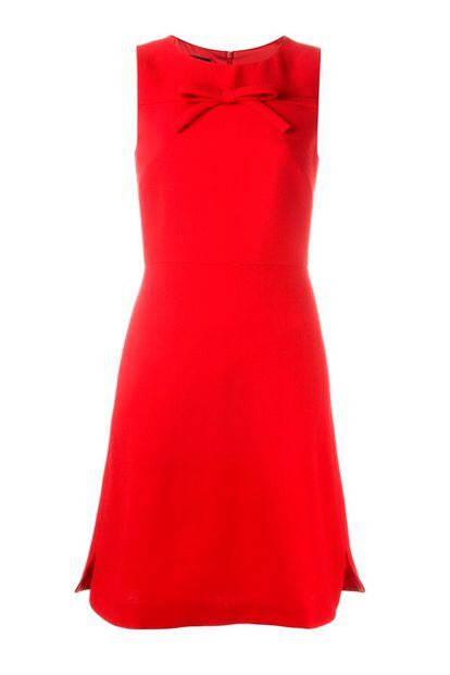 Vestido rojo de Boutique Moschino con detalle de lazo en el pecho. En Farfetch está rebajado al 40%: 486 a 292 euros.