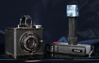 Dos cámaras de la factoría Kodak: a la derecha, la Brownie Special Six-20, comercializada entre 1938 y 1942 con un precio de 4 dólares; a la izquierda, Pocket Instamatic 20, comercializada en la década de los 70 a un precio de 28 dólares.