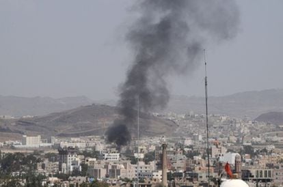 Una columna de humo en un edificio durante los enfrentamientos entre las fuerzas leales al presidente y los seguidores del jeque Sadeq al Ahmar.