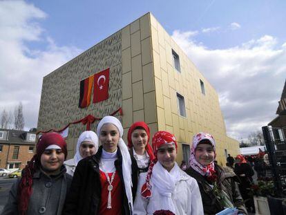 J&oacute;venes turcas ante la mezquita de Kocatepe en Moers, Alemania. Entre este grupo se da un mayor &iacute;ndice de fracaso escolar.