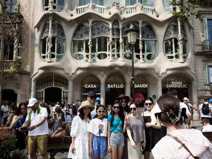 Turistas frente a la casa Batlló en Barcelona, la semana pasada.