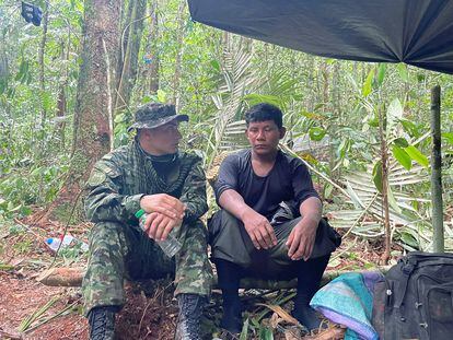 Fotografía cedida por las Fuerzas Militares de Colombia en la que se ve a Manuel Ranoque (d), padre de los cuatro niños desaparecidos en la selva mientras habla con un integrante del Ejército.