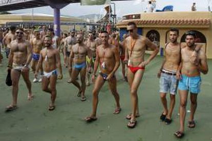 Varios de los participantes en el 'Water Park Day' (Día del Parque Acuático), hoy en la Piscina de Vilassar de Barcelona. Se trata del mayor evento del colectivo gay celebrado en un parque acuático del mundo, dentro de la sexta edición del Circuit Festival.