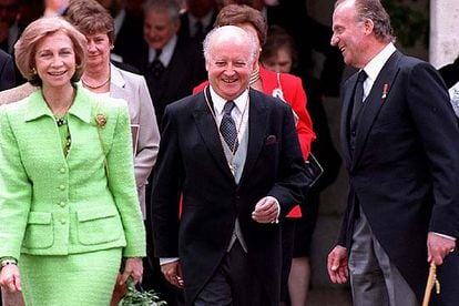 Jorge Edwards, en la ceremonia de entrega del Premio Cervantes en 1999, con los reyes Juan Carlos I y Sofía.