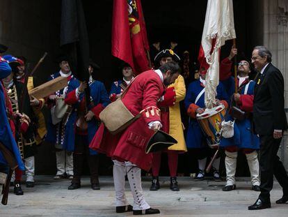 El presidente catalán, Quim Torra, recibiendo durante los actos de la diada a los Miquelets de Catalunya, una representación histórica de soldados milicianos y civiles del siglo XVIII. 