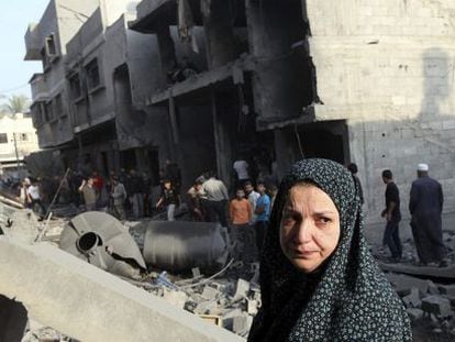 Una mujer observa los escombros de una de las casas destruidas en Gaza.