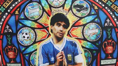 Una bandera con la imagen de Maradona, desplegada durante el partido mundialista entre Argentina y Arabia Saudí.