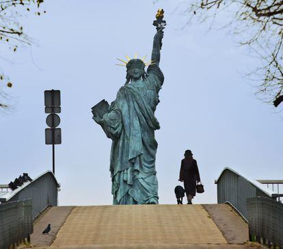 Réplica parisiense de la neoyorquina Estatua de la Libertad, ubicada en la isla de los Cisnes, en la que se desarrolla la escena final de 'Frenético'.