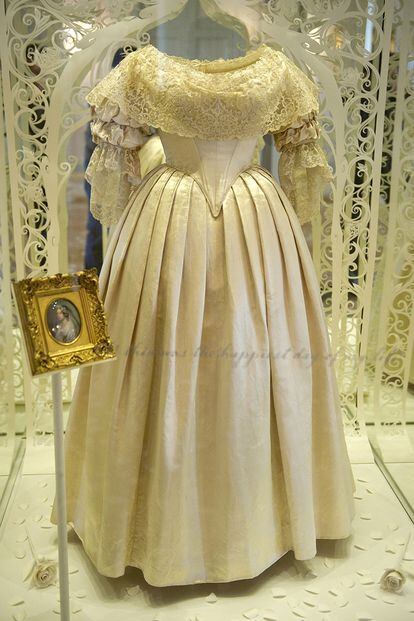 Este es el famoso vestido de novia blanco que llevó la reina Victoria en su enlace con el príncipe Alberto en 1840.