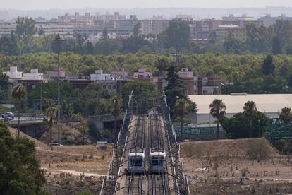 Dos trenes del metro de Sevilla, en el puente de hierro entre Tablada y San Juan Bajo.