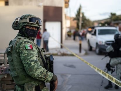 Un elemento del Ejército resguarda el área donde fueron asesinados tres policías en Fresnillo, Zacatecas, el pasado 11 de enero.