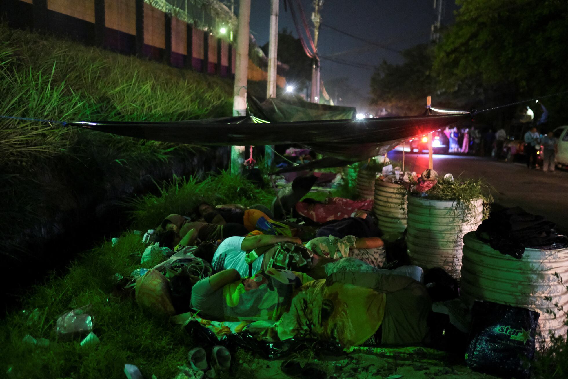 Familiares de personas detenidas durante el estado de excepción esperan a sus familiares afuera de la prisión La Esperanza, en Ayutyxtepeque, El Salvador, el 17 de mayo de 2022.