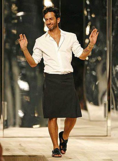 Marc Jacobs saluda al final de su desfile en Nueva York en septiembre.