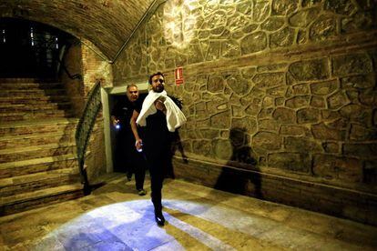 Fin del concierto. Tras dos horas de actuación, Alborán abandona la plaza por la puerta de atrás. Le espera su furgoneta. La banda sigue tocando en el escenario. Esta salida precipitada es para evitar aglomeraciones de fans a la salida. Acaba el concierto pero todavía quedan muchos más.