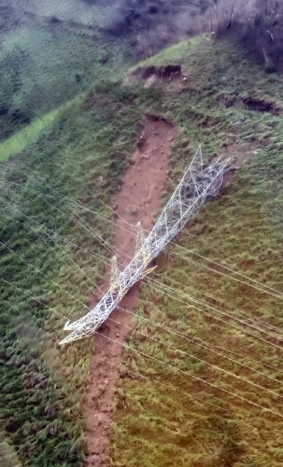 La Comisión Federal de Electricidad (CFE) informó que colapsaron 58 estructuras de alta tensión en el Estado de Guerrero.