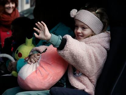Un grupo de menores procedentes de Chernóbil (Ucrania) se despide el pasado 18 de enero de sus familias de acogida tras pasar varios meses en Pamplona.