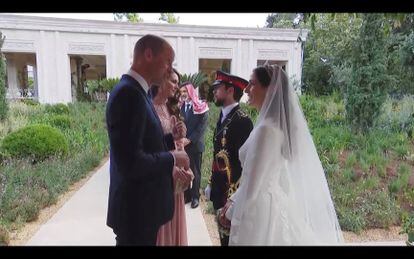 Los príncipes de Gales saludan a los recién casados tras la ceremonia.