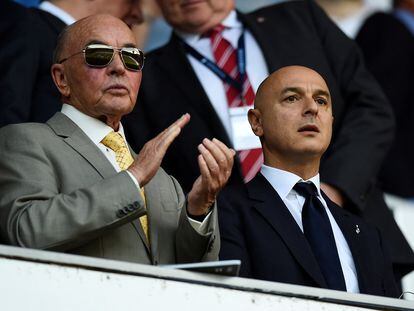 Joe Lewis (izquierda), junto al presidente del Tottenham, Daniel Levy.