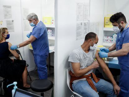 Personal sanitario vacuna a ciudadanos de Barcelona durante la campaña en la Fira de Montjuïc.