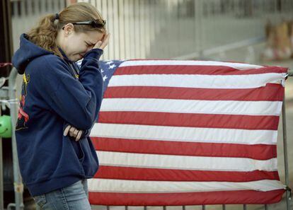 Jillian Blenis, una ciudadana de Boston, llora delante de una bandera estadounidense colocada en la avenida Boylston, en Boston (EE UU), dos días después del atentado del Maratón de Boston.