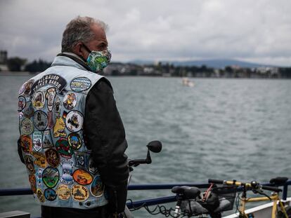 Un turista cruza en ferry las fronteras de Alemania y Suiza.