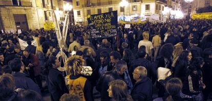Miles de personas se manifiestan en Valencia contra los recortes presupuestarios en educación.
