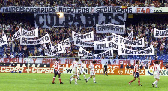 Los aficionados del Atlético protestan contra los jugadores tras el descenso de 2000.
