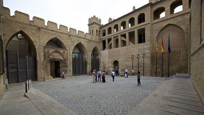Panorámica del patio interno del Palacio de la Aljaferia.