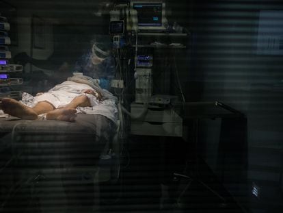 Un sanitario atiende a un paciente en una UCI del Hospital Nuestra Señora de La Candelaria, en Santa Cruz de Tenerife, este lunes.