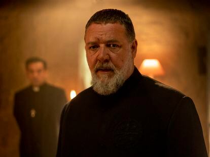 Russell Crowe en una imagen publicitaria de 'El exorcista del Papa', donde da vida al sacerdote Gabriele Amorth.