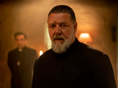 Russell Crowe en una imagen publicitaria de 'El exorcista del Papa', donde da vida al sacerdote Gabriele Amorth.