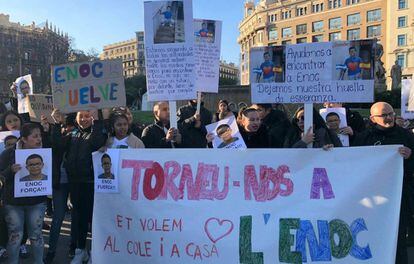 Familiares y amigos de Enoc se manifiestan en la plaza de Catalunya de Barcelona.