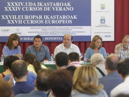 Mendia, Arraiz, Ortuzar, Quiroga y Uriarte, durante el debate sobre autogobierno en los Cursos de Verano de la UPV, enSan Sebasti&aacute;n