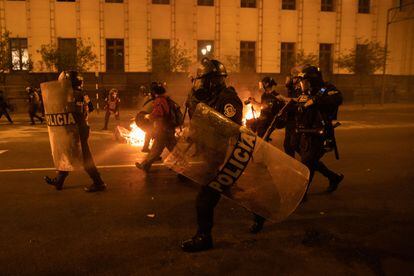 Agentes de policía intervienen durante la protesta en Lima, este domingo.