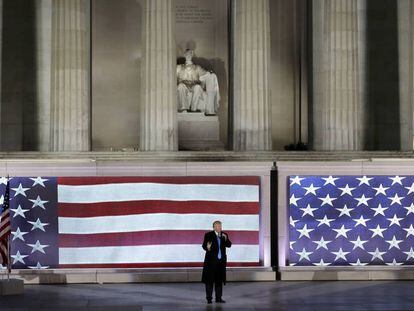 Trump se dirige a sus seguidores desde el Monumento a Lincoln en Washington.