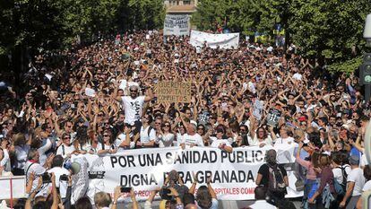 Manifestantes protestan por la fusión hospitalaria en Granada, en octubre.