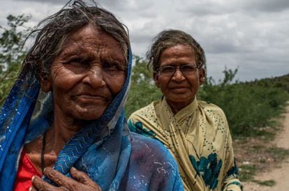 Estas mujeres de Hattie Belgal, aldea india donde nadie tiene letrinas, afirman que prefieren ir a defecar de madrugada, cuando no hay luz y es más difícil que sean vistas.