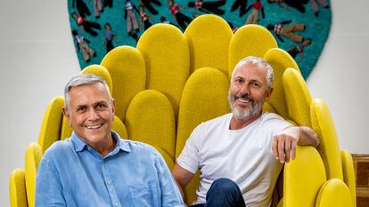 Fernando (izquierda) y Humberto Campana, en el sillón Bulbo, creado para Louis Vuitton.