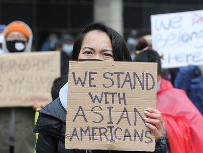 Una manifestación en contra del odio a los asiáticos en Nathan Phillip Square, en Toronto