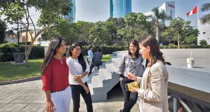 Varios jóvenes en la plaza de Andrés Avelino Cáceres.