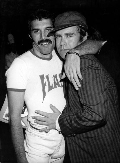 Elton John y Freddie Mercury mantuvieron una estrecha amistad. En su libro de memorias, titulado 'Love Is The Cure', John escribió sobre la perdida de Mercury. "Freddie me contó que tenía sida luego de ser diagnosticado en 1987. Quedé devastado. Ya había sido testigo de lo que esta enfermedad había causado a muchos de mis otros amigos. Sabía exactamente lo que le esperaba a Freddie. Como él también lo sabía. Él sabía que la muerte, una agonizante muerte, estaba por venir", escribió el músico.