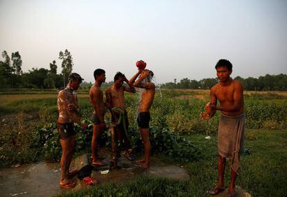Indian labourers wash themselves after working on the construction of a bridge for the new railway in Janakpur, Nepal, June 4, 2017. REUTERS/Navesh Chitrakar  SEARCH "CHITRAKAR RAILWAY" FOR THIS STORY. SEARCH "WIDER IMAGE" FOR ALL STORIES.