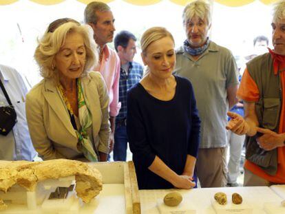 Cristina Cifuentes, acompa&ntilde;ada de otros visitantes, asiste a las explicaciones del paleont&oacute;logo Juan Luis Arsuaga en Pinilla del Valle. 