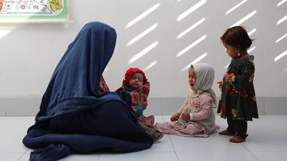 Bibi Amina espera para ver a un médico con sus hijas en el hospital de Médicos Sin Fronteras (MSF) especializado en tuberculosis farmacorresistente en la ciudad de Kandahar, Afganistán.
