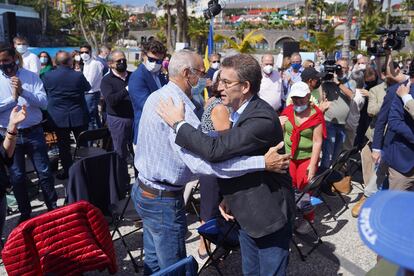 El presidente de la Xunta de Galicia, Alberto Núñez Feijóo, saluda a un simpatizante en un acto del PP en el Parque Marítimo César Manrique, en Santa Cruz de Tenerife, este sábado.