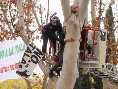 Vecinos y ecologistas protestan en el parque de Arganzuela por la tala de árboles para la ampliación de la línea 11 del metro de Madrid, el 11 de diciembre de 2023.
