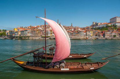 Rabelos, barcos tradicionales de Oporto utilizados antiguamente para transportar barriles de vino, amarrados en Vila Nova de Gaia, frente a la ciudad de Oporto.
