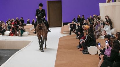 Carlota Casiraghi, montada a caballo con un diseño de Chanel, durante la apertura del desfile de la marca francesa. 